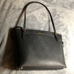 MICHAEL KORS Black and Gold Leather Zipping Purse